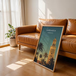 Load image into Gallery viewer, Marrakech Vintage Travel Plakat | Vintage Travel Poster | Denne plakat viser en stiliseret illustration af Marrakech med en høj minaret og palmetræer mod en gradienthimmel.
