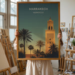 Load image into Gallery viewer, Marrakech Vintage Travel Plakat | Vintage Travel Poster | Denne plakat viser en stiliseret illustration af Marrakech med en høj minaret og palmetræer mod en gradienthimmel.
