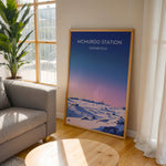 Load image into Gallery viewer, McMurdo Station Vintage Travel Plakat | Vintage Travel Poster | Denne plakat viser en stiliseret illustration af McMurdo Station i Antarktis med en gradienthimmel og snebeklædte bygninger. Perfekt til rejse- og historieentusiaster.
