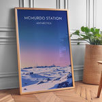 Load image into Gallery viewer, McMurdo Station Vintage Travel Plakat | Vintage Travel Poster | Denne plakat viser en stiliseret illustration af McMurdo Station i Antarktis med en gradienthimmel og snebeklædte bygninger. Perfekt til rejse- og historieentusiaster.
