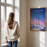 Load image into Gallery viewer, McMurdo Station Vintage Travel Plakat | Vintage Travel Poster | Denne plakat viser en stiliseret illustration af McMurdo Station i Antarktis med en gradienthimmel og snebeklædte bygninger. Perfekt til rejse- og historieentusiaster.
