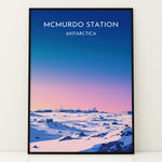 Load image into Gallery viewer, McMurdo Station Vintage Travel Plakat | Vintage Travel Poster | Denne plakat viser en stiliseret illustration af McMurdo Station i Antarktis med en gradienthimmel og snebeklædte bygninger. Perfekt til rejse- og historieentusiaster.
