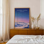 Load image into Gallery viewer, McMurdo Station Vintage Travel Plakat | Vintage Travel Poster | Denne plakat viser en stiliseret illustration af McMurdo Station i Antarktis med en gradienthimmel og snebeklædte bygninger. Perfekt til rejse- og historieentusiaster.
