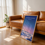 Load image into Gallery viewer, McMurdo Station Vintage Travel Plakat | Vintage Travel Poster | Denne plakat viser en stiliseret illustration af McMurdo Station i Antarktis med en gradienthimmel og snebeklædte bygninger. Perfekt til rejse- og historieentusiaster.
