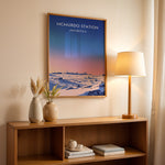 Load image into Gallery viewer, McMurdo Station Vintage Travel Plakat | Vintage Travel Poster | Denne plakat viser en stiliseret illustration af McMurdo Station i Antarktis med en gradienthimmel og snebeklædte bygninger. Perfekt til rejse- og historieentusiaster.
