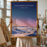 Load image into Gallery viewer, McMurdo Station Vintage Travel Plakat | Vintage Travel Poster | Denne plakat viser en stiliseret illustration af McMurdo Station i Antarktis med en gradienthimmel og snebeklædte bygninger. Perfekt til rejse- og historieentusiaster.
