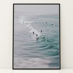 Load image into Gallery viewer, Plakat med hav og surfer | Sommer og Strand Plakater | Denne plakat viser flere surfere, der rider på bølger i det klare, blå-grønne hav. Perfekt til surfere og strandelskere.

