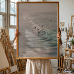Load image into Gallery viewer, Plakat med hav og surfer | Sommer og Strand Plakater | Denne plakat viser flere surfere, der rider på bølger i det klare, blå-grønne hav. Perfekt til surfere og strandelskere.
