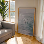 Load image into Gallery viewer, Plakat med hav og surfer | Sommer og Strand Plakater | Denne plakat viser flere surfere, der rider på bølger i det klare, blå-grønne hav. Perfekt til surfere og strandelskere.
