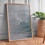 Load image into Gallery viewer, Plakat med hav og surfer | Sommer og Strand Plakater | Denne plakat viser flere surfere, der rider på bølger i det klare, blå-grønne hav. Perfekt til surfere og strandelskere.
