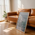 Load image into Gallery viewer, Plakat med hav og surfer | Sommer og Strand Plakater | Denne plakat viser flere surfere, der rider på bølger i det klare, blå-grønne hav. Perfekt til surfere og strandelskere.
