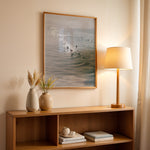 Load image into Gallery viewer, Plakat med hav og surfer | Sommer og Strand Plakater | Denne plakat viser flere surfere, der rider på bølger i det klare, blå-grønne hav. Perfekt til surfere og strandelskere.
