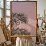 Load image into Gallery viewer, Plakat med palmeblade | Sommer og Strand Plakater | Denne plakat viser grønne palmeblade mod en pastel farvet himmel. Perfekt til dem, der elsker tropisk atmosfære.
