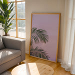 Load image into Gallery viewer, Plakat med palmeblade | Sommer og Strand Plakater | Denne plakat viser grønne palmeblade mod en pastel farvet himmel. Perfekt til dem, der elsker tropisk atmosfære.
