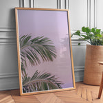 Load image into Gallery viewer, Plakat med palmeblade | Sommer og Strand Plakater | Denne plakat viser grønne palmeblade mod en pastel farvet himmel. Perfekt til dem, der elsker tropisk atmosfære.
