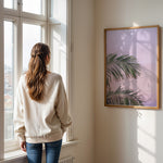 Load image into Gallery viewer, Plakat med palmeblade | Sommer og Strand Plakater | Denne plakat viser grønne palmeblade mod en pastel farvet himmel. Perfekt til dem, der elsker tropisk atmosfære.
