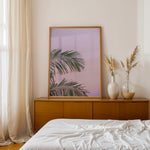 Load image into Gallery viewer, Plakat med palmeblade | Sommer og Strand Plakater | Denne plakat viser grønne palmeblade mod en pastel farvet himmel. Perfekt til dem, der elsker tropisk atmosfære.
