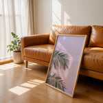 Load image into Gallery viewer, Plakat med palmeblade | Sommer og Strand Plakater | Denne plakat viser grønne palmeblade mod en pastel farvet himmel. Perfekt til dem, der elsker tropisk atmosfære.
