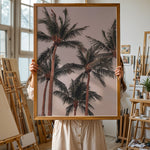 Load image into Gallery viewer, Plakat med palmer og himmel | Sommer og Strand Plakater | Denne plakat viser flere høje palmer med grønne fronds mod en pastel farvet himmel. Perfekt til dem, der elsker tropiske omgivelser.
