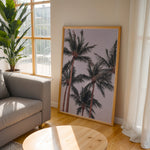 Load image into Gallery viewer, Plakat med palmer og himmel | Sommer og Strand Plakater | Denne plakat viser flere høje palmer med grønne fronds mod en pastel farvet himmel. Perfekt til dem, der elsker tropiske omgivelser.
