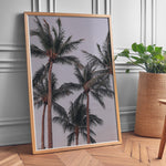 Load image into Gallery viewer, Plakat med palmer og himmel | Sommer og Strand Plakater | Denne plakat viser flere høje palmer med grønne fronds mod en pastel farvet himmel. Perfekt til dem, der elsker tropiske omgivelser.
