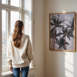 Load image into Gallery viewer, Plakat med palmer og himmel | Sommer og Strand Plakater | Denne plakat viser flere høje palmer med grønne fronds mod en pastel farvet himmel. Perfekt til dem, der elsker tropiske omgivelser.
