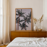 Load image into Gallery viewer, Plakat med palmer og himmel | Sommer og Strand Plakater | Denne plakat viser flere høje palmer med grønne fronds mod en pastel farvet himmel. Perfekt til dem, der elsker tropiske omgivelser.
