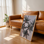 Load image into Gallery viewer, Plakat med palmer og himmel | Sommer og Strand Plakater | Denne plakat viser flere høje palmer med grønne fronds mod en pastel farvet himmel. Perfekt til dem, der elsker tropiske omgivelser.
