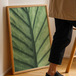 Load image into Gallery viewer, Plante print | Frodig plakat til stuen | Plakat med grønne planter, botanisk kunst og naturplanter, ideel til at tilføje et organisk og livligt præg til dit hjem.

