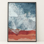 Load image into Gallery viewer, Plakat med bølger og strand | Sommer og Strand Plakater | Denne plakat viser et luftfoto af bølger, der bryder mod en rødlig sandstrand. Perfekt til dem, der elsker kystlandskaber.
