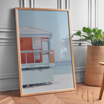 Load image into Gallery viewer, Plakat med livredders tårn | Sommer og Strand Plakater | Denne plakat viser et pastelfarvet livredders tårn med et skilt og strandadvarsler. Perfekt til strandelskere.
