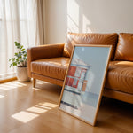 Load image into Gallery viewer, Plakat med livredders tårn | Sommer og Strand Plakater | Denne plakat viser et pastelfarvet livredders tårn med et skilt og strandadvarsler. Perfekt til strandelskere.
