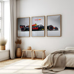 Load image into Gallery viewer, Red Bull Formel 1 Plakater | Sæt af 3 | Moderne Racerbil Design | Dynamisk Motorsport Kunst | Plakaty.dk
