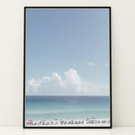 Load image into Gallery viewer, Plakat med strandparadis | Sommer og Strand Plakater | Denne plakat viser en smuk strandscene med et klart blåt hav, farverige parasoller og mennesker, der nyder solen og vandet. Perfekt til dem, der elsker strandliv og afslapning.
