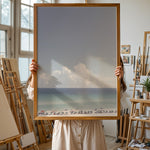 Load image into Gallery viewer, Plakat med strandparadis | Sommer og Strand Plakater | Denne plakat viser en smuk strandscene med et klart blåt hav, farverige parasoller og mennesker, der nyder solen og vandet. Perfekt til dem, der elsker strandliv og afslapning.
