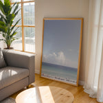 Load image into Gallery viewer, Plakat med strandparadis | Sommer og Strand Plakater | Denne plakat viser en smuk strandscene med et klart blåt hav, farverige parasoller og mennesker, der nyder solen og vandet. Perfekt til dem, der elsker strandliv og afslapning.
