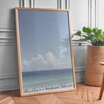 Load image into Gallery viewer, Plakat med strandparadis | Sommer og Strand Plakater | Denne plakat viser en smuk strandscene med et klart blåt hav, farverige parasoller og mennesker, der nyder solen og vandet. Perfekt til dem, der elsker strandliv og afslapning.
