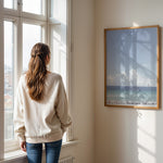 Load image into Gallery viewer, Plakat med strandparadis | Sommer og Strand Plakater | Denne plakat viser en smuk strandscene med et klart blåt hav, farverige parasoller og mennesker, der nyder solen og vandet. Perfekt til dem, der elsker strandliv og afslapning.
