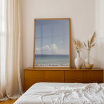 Load image into Gallery viewer, Plakat med strandparadis | Sommer og Strand Plakater | Denne plakat viser en smuk strandscene med et klart blåt hav, farverige parasoller og mennesker, der nyder solen og vandet. Perfekt til dem, der elsker strandliv og afslapning.
