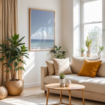 Load image into Gallery viewer, Plakat med strandparadis | Sommer og Strand Plakater | Denne plakat viser en smuk strandscene med et klart blåt hav, farverige parasoller og mennesker, der nyder solen og vandet. Perfekt til dem, der elsker strandliv og afslapning.
