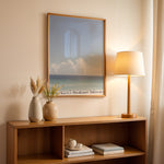 Load image into Gallery viewer, Plakat med strandparadis | Sommer og Strand Plakater | Denne plakat viser en smuk strandscene med et klart blåt hav, farverige parasoller og mennesker, der nyder solen og vandet. Perfekt til dem, der elsker strandliv og afslapning.
