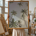 Load image into Gallery viewer, Plakat med palmer | Sommer og Strand Plakater | Denne plakat viser høje palmer set nedefra mod en gradient af lyseblå og mørkere himmel. Perfekt til dem, der elsker tropiske omgivelser.
