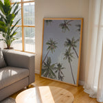 Load image into Gallery viewer, Plakat med palmer | Sommer og Strand Plakater | Denne plakat viser høje palmer set nedefra mod en gradient af lyseblå og mørkere himmel. Perfekt til dem, der elsker tropiske omgivelser.
