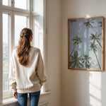 Load image into Gallery viewer, Plakat med palmer | Sommer og Strand Plakater | Denne plakat viser høje palmer set nedefra mod en gradient af lyseblå og mørkere himmel. Perfekt til dem, der elsker tropiske omgivelser.
