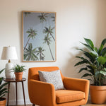 Load image into Gallery viewer, Plakat med palmer | Sommer og Strand Plakater | Denne plakat viser høje palmer set nedefra mod en gradient af lyseblå og mørkere himmel. Perfekt til dem, der elsker tropiske omgivelser.

