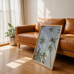 Load image into Gallery viewer, Plakat med palmer | Sommer og Strand Plakater | Denne plakat viser høje palmer set nedefra mod en gradient af lyseblå og mørkere himmel. Perfekt til dem, der elsker tropiske omgivelser.
