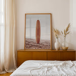 Load image into Gallery viewer, Plakat med surfbræt på stranden | Sommer og Strand Plakater | Denne plakat viser et surfbræt stående oprejst på en rolig sandstrand med havet i baggrunden. Perfekt til strand- og surfentusiaster.
