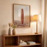 Load image into Gallery viewer, Plakat med surfbræt på stranden | Sommer og Strand Plakater | Denne plakat viser et surfbræt stående oprejst på en rolig sandstrand med havet i baggrunden. Perfekt til strand- og surfentusiaster.
