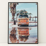 Load image into Gallery viewer, Plakat med Volkswagen surf van | Sommer og Strand Plakater | Denne plakat viser en orange Volkswagen van med surfbrætter på taget, parkeret på en våd overflade med refleksion af vanen i vandet. Perfekt til eventyrlystne sjæle og strandelskere.
