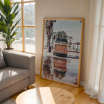 Load image into Gallery viewer, Plakat med Volkswagen surf van | Sommer og Strand Plakater | Denne plakat viser en orange Volkswagen van med surfbrætter på taget, parkeret på en våd overflade med refleksion af vanen i vandet. Perfekt til eventyrlystne sjæle og strandelskere.
